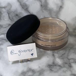 LIGHT Mineralize Foundation Loose Powder MAC Cosmetics